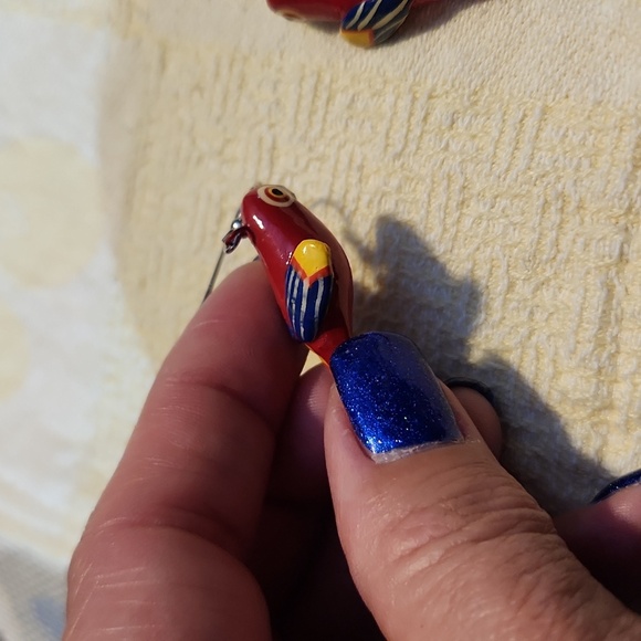 Folk art tropical parrot earrings red blue yellow - Picture 3 of 6